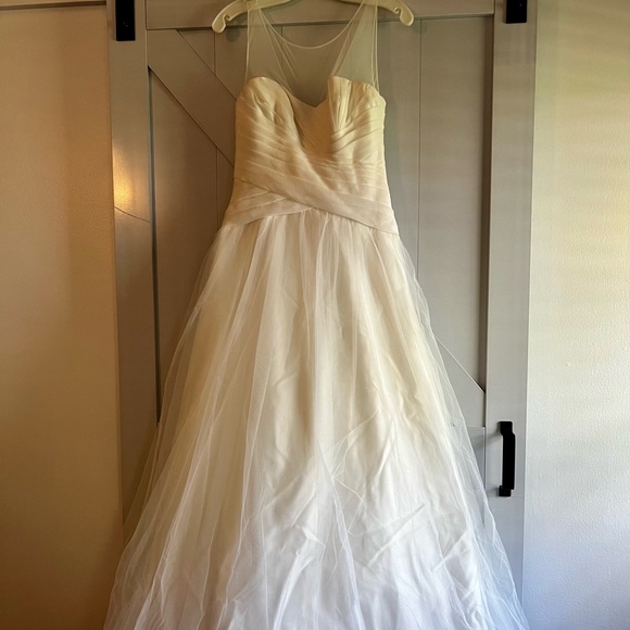 Lovely David’s Bridal Wedding Gown, Ivory, Size 4 - Picture 3 of 10